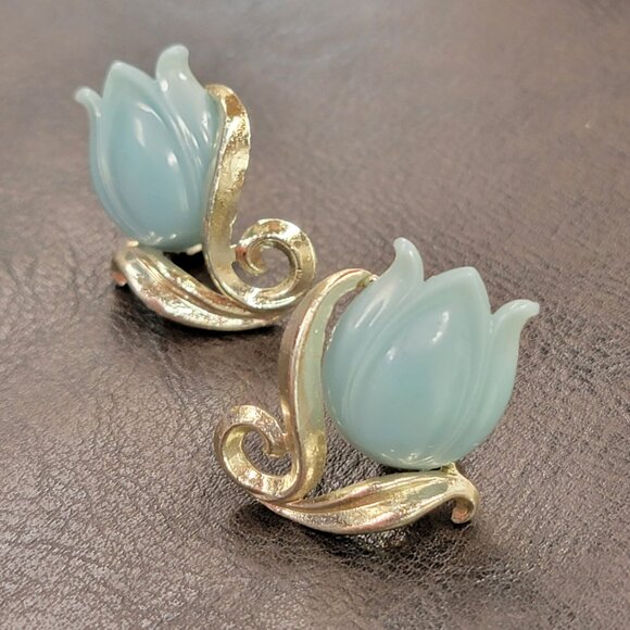 Blue Vintage Thermoset Tulip and Silvertone Enamel Clip-on Earrings - Picture 4 of 9